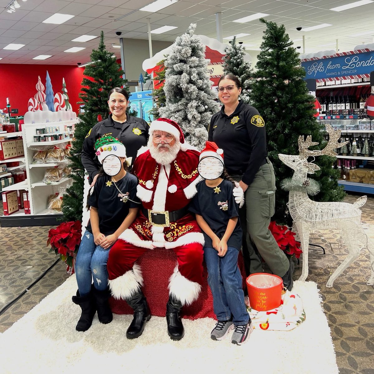 SDCPOA's tweet image. It’s beginning to look a lot like Christmas in San Diego thanks to @STAR_PAL and @SDProbation co-hosted 2024 @sdswac!

#ShopWithACop #HappyHolidays #SanDiegoCountyProbation #SDCPOA