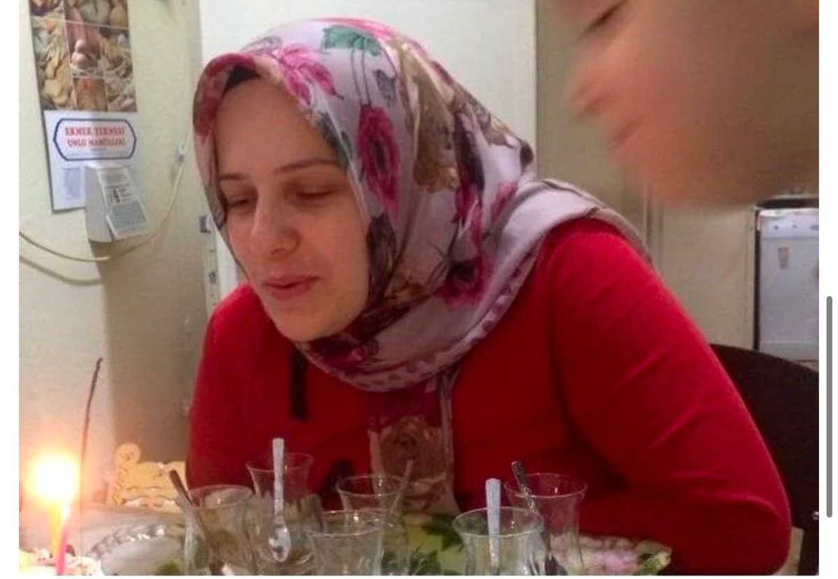 Kocaeli'nin Darıca ilçesinde veliyle tartıştığı sırada beyin kanaması geçiren ana sınıfı öğretmeni Sema Özdemir, yoğun bakımdaki 13 günlük yaşam mücadelesini kaybetti.

Ana sınıfı öğretmeni Sema Özdemir, öğle derslerinin bitiminde öğrencilerin okuldan rahatça çıkabilmeleri için