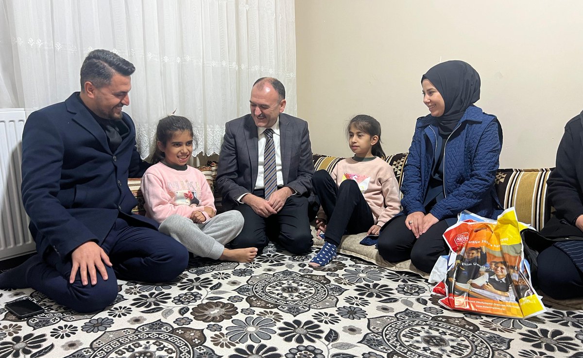 sirnakmem73's tweet photo. İl Millî Eğitim Müdürümüz Sayın Bilal Yılmaz ÇANDIROĞLU, "Veli Ziyaretleri Projesi" kapsamında öğrenci ve velilerimizle bir araya geldi. Sayın Müdürümüze İl Millî Eğitim Şube Müdürümüz Semra ÖGEL eşlik etti. 

@tcmeb @Yusuf__Tekin @cftcblnt @BirolEkici73 @bycandiroglu https://t.co/Ay81dqTNrz