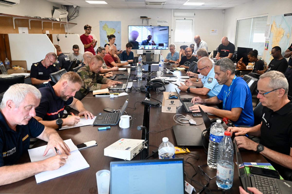 🌀 #Chido I  Certains ont perdu tous leurs biens, mais ils sont là, à leur poste, pour accélérer l’arrivée de l’aide. D’autres n'ont pas hésité une seconde pour venir, de toute la France, en renfort des équipes sur place. 

🫶 Merci aux personnels du ministère de l'Intérieur et à