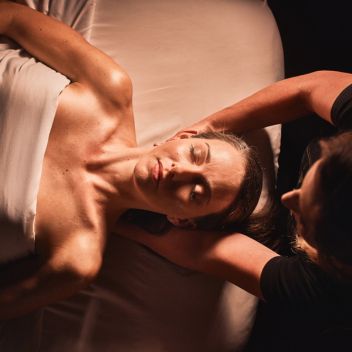 Last-minute local gift idea you can email/print in an instant! ✨ Send her on a spa getaway with a gift certificate to Viva Day Spa. Bonus: Spend $500 on gift certificates by 12/27 and get a $100 Holiday Voucher to use for spa or med spa treatments. bit.ly/3DhgWye