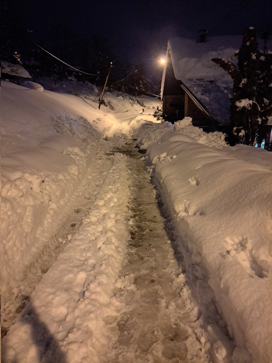 geoklepic1's tweet photo. Saobraćajna revolucija u toku,Banjaluka,gradska ulica Braće Miletića,svaka čast @Stanivukovic_D,na Jahorini je savršeno dok ti je grad u kolapsu https://t.co/pjJkZ3MbIa