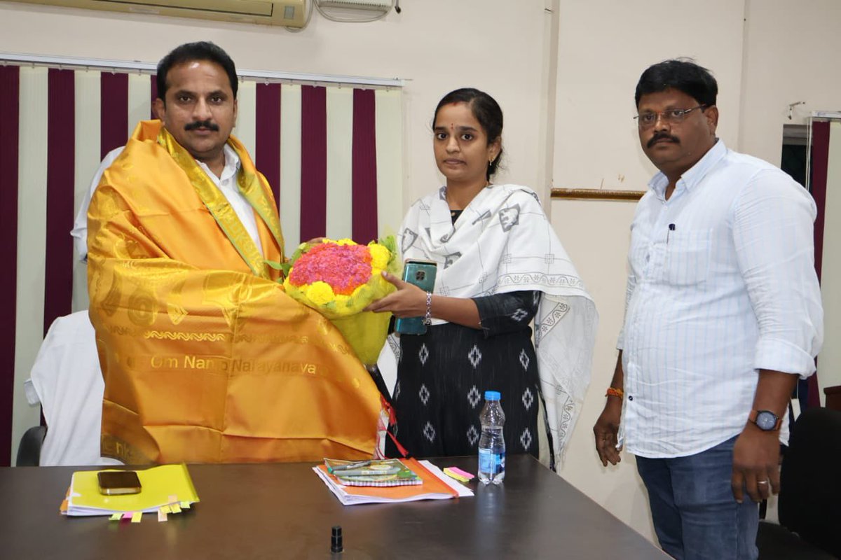 inrKandukuru's tweet photo. కందుకూరు పట్టణంలోని పురపాలక సంఘ కార్యాలయంలో మున్సిపల్ అధికారులు, సిబ్బందితో సమీక్షా సమావేశం  నిర్వహించడం జరిగింది..
ఈ సందర్భంగా ఉద్యోగులతో మాట్లాడుతూ  బాధ్యతాయుతంగా పనిచేసి ప్రభుత్వానికి ప్రజల్లో మంచి పేరు తీసుకురావాలని, వార్డుల్లో మౌలిక వసతులైన నూతన రోడ్లు,కాలువల కొరకు అంచనాలు తయారు చేయాలని అధికారులకు ఆదేశించాను.. ప్రజలకు సురక్షితమైన త్రాగు నీరు అందించాలని, వీది దీపాల నిర్వహణ, ముఖ్యంగా పట్టణంలో పారిశుధ్య  పనులను సకాలంలో పూర్తి చేయాలని,   సీజనల్ వ్యాధులు ప్రబలకుండా జాగ్రత్తలు తీసుకోవాలని అధికారులకు తెలియజేశాను, 
ప్రభుత్వ పథకాలను ప్రజలకు అందజేయటంలో అలసత్వం వహించవద్దని, ప్రజల నుండి సచివాలయాలకు  వచ్చే అర్జీలను త్వరతగతిన పూర్తి చేయాలని ఆదేశించడం జరిగింది ..
అదే విధంగా పట్టణంలో వాటర్ ట్యాంకర్ ద్వారా తాగునీరు సరఫరా చేయుటకు కొనుగోలు చేసిన నూతన ట్రాక్టర్ ను ప్రారంభించడం జరిగింది… 
#inrmarkruling #IdhiManchiPrabhutvam #inr2024kandukurmla #inturinageswararao #TEAMINR #Janasena #AndhraPradesh #NaraChandrababuNaidu #NaraLokesh #PawanKalyan #TeluguDesamParty