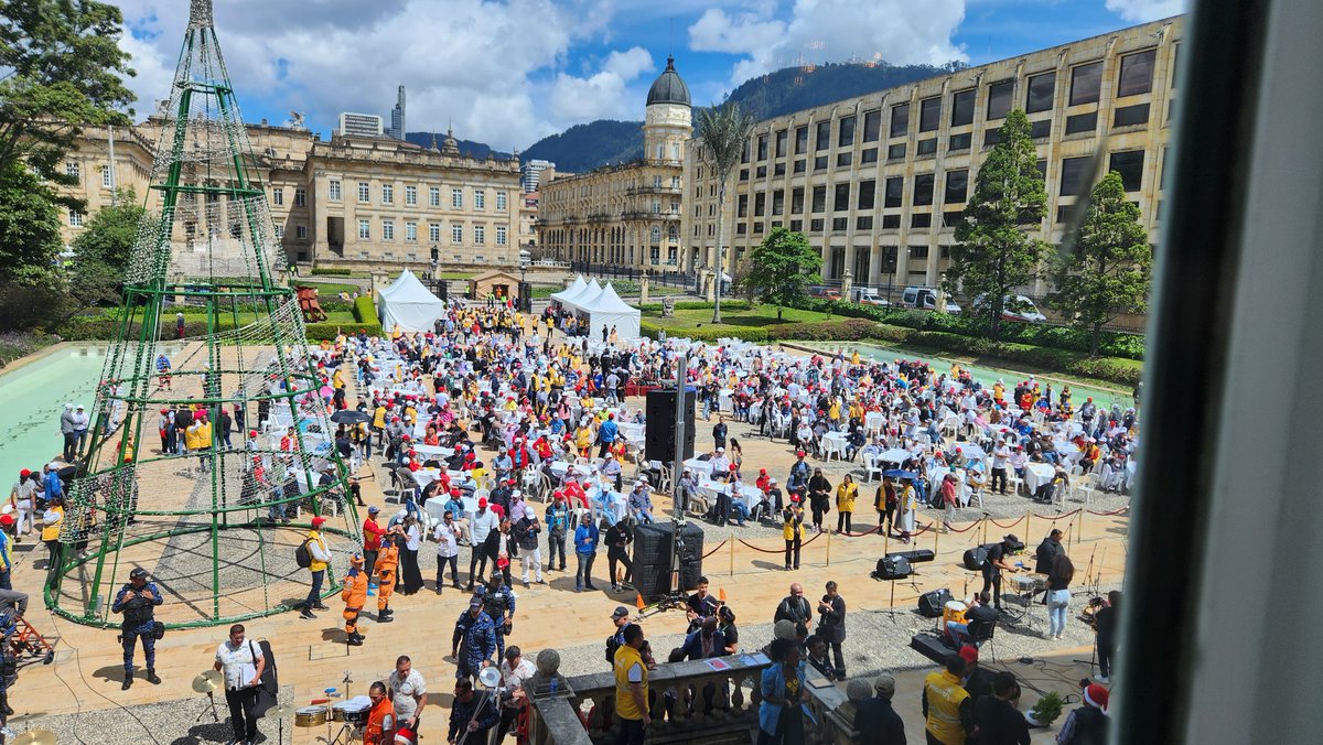 petrogustavo's tweet photo. Reunión con los habitantes de calle en el Palacio de Nariño. Almorzaremos, con una de las comunidades más agredidas de Bogotá. https://t.co/eiPZHBFtDE