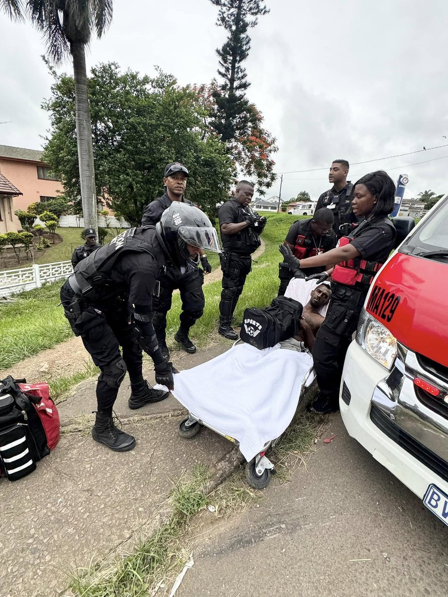 _ArriveAlive's tweet photo. Man run over by a vehicle in an unprovoked attack in Everest Heights https://t.co/eWnNW6xUYD
#ArriveAlive #RunOver #UnprovokedAttack @ReactionUnitSA https://t.co/1Dmr33Wg3Z