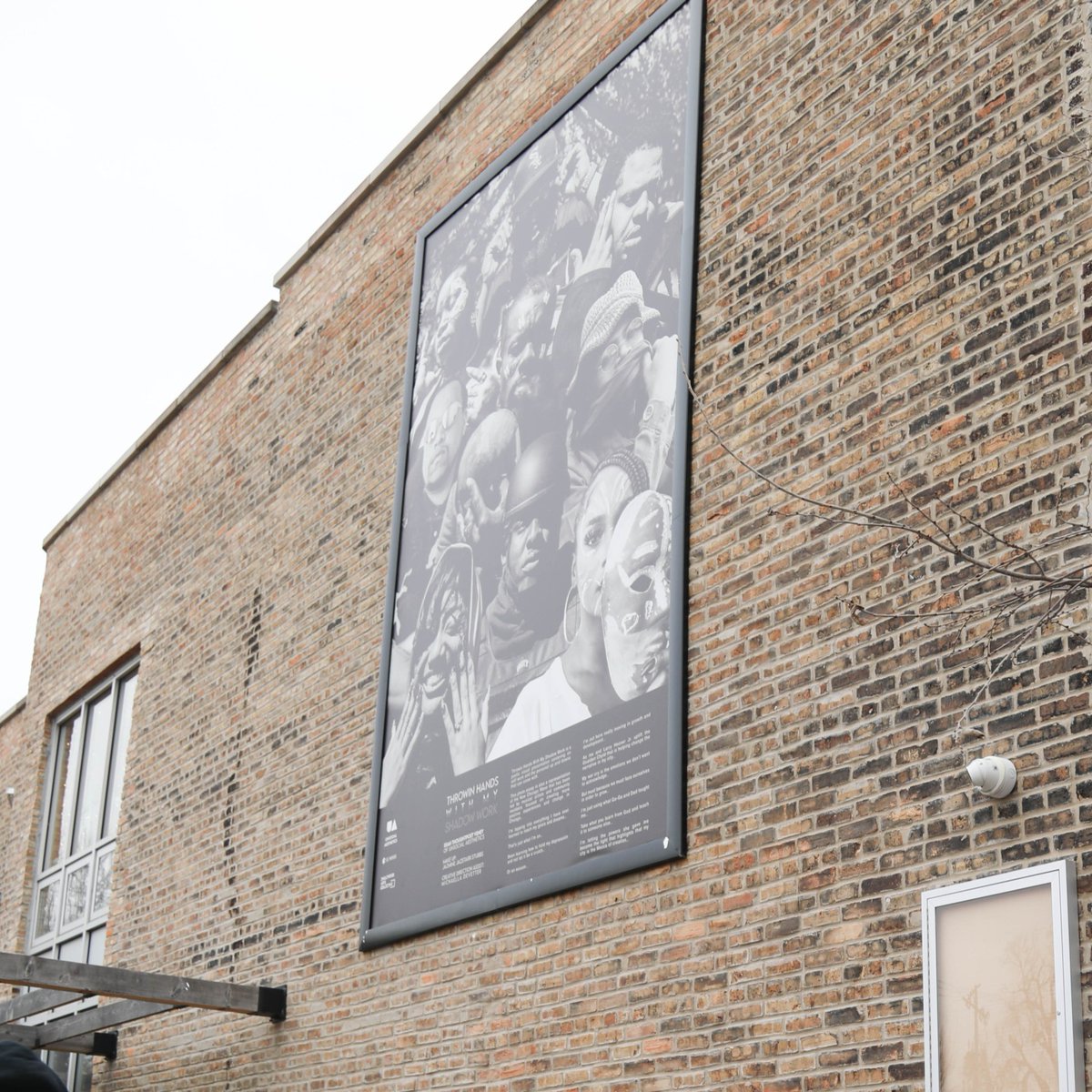 #ClientMention >>>️#ThrowingHandsWithMyShadowWork is a visual presentation of the New Chicago Wave💙. The community of Chicago came to see this amazing mural🖼️that showcased, <a href="/Goalden_Chyld/">Goalden Chyld</a> along with other amazing artists and community leaders!!

#SwankPR #Mural #thoughtpoet77