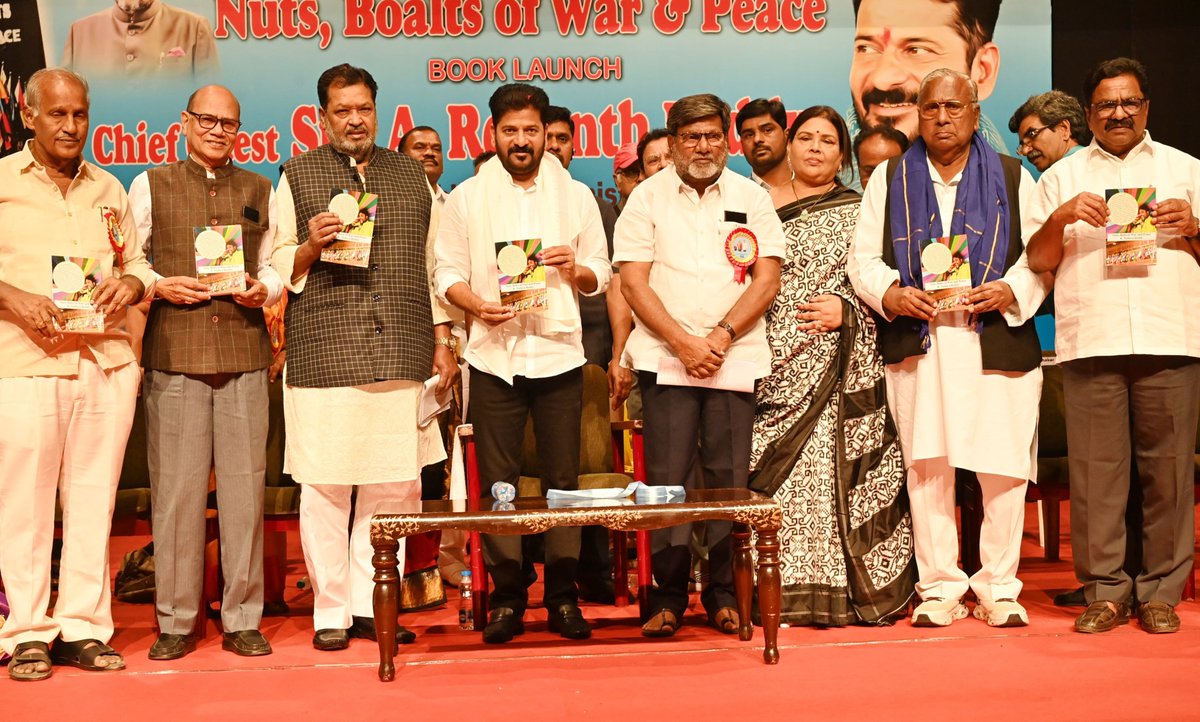 TelanganaCMO's tweet photo. ముల్కీ, నాన్ ముల్కీ ఉద్యమం నుంచి మొదలు తెలంగాణ ఆవిర్భావం వరకు తెరమీదే కాకుండా తెరవెనుక జరిగిన ఘటనల చరిత్రను పుస్తక రూపంలోకి తీసుకురావలసిన అవసరం ఉందని ముఖ్యమంత్రి @revanth_anumula గారు అభిప్రాయపడ్డారు. తెలంగాణ కోసం తెరవెనుక జరిగిన అనేక ప్రయత్నాలు, అందుకు కృషి చేసిన ఎంతో మంది చరిత్ర, వారితో పాటు జరిగిన పరిణామ క్రమాలన్నింటినీ క్రోడీకరిస్తూ పుస్తకం తీసుకొస్తే భావితరాలకు ప్రయోజనకరంగా ఉంటుందని అన్నారు.

✅మాజీ ఎమ్మెల్సీ కొంపల్లి యాదవరెడ్డి గారు రాసిన వ్యాసాలు, ప్రసంగాల సంకలనం “Nuts, Bolts of War & Peace” పుస్తకాన్ని ముఖ్యమంత్రి గారు ఆవిష్కరించారు. ఆల్ ఇండియా పీస్ అండ్ సాలిడారిటీ ఆర్గనైజేషన్ #AIPSO రవీంద్రభారతిలో ఏర్ప���టు చేసిన కార్యక్రమంలో పుస్తకావిష్కరణ అనంతరం సీఎంగారు మాట్లాడారు.

✅ముల్కీ, నాన్ ముల్కీ ఉద్యమం, 1969 తొలిదశ తెలంగాణ ఉద్యమం, తెలంగాణ జనసభ, 2000 లో చిన్నారెడ్డి గారు, 2001 చంద్రశేఖర్ రావు గారు, 2009లో తెలంగాణ రాష్ట్ర ఏర్పాటు ప్రక్రియను ప్రారంభించిన సందర్భం, జేఎసీ ఏర్పాటు, తెలంగాణ రాష్ట్ర ఆవిర్భావం వంటి ఘటనలపైన సమగ్రంగా విశ్లేషణాత్మకమైన ఒక పుస్తకం రావలసిన అవసరం ఉంది.

✅తద్వారా భవిష్యత్తులో తెలంగాణ ఉద్యమంలో జరిగిన కీలకమైన పరిణామాలు, తెర ముందు కనిపించనివి చాలా మందికి తెలుసుకునే అవకాశం ఉంటుంది. వాటిపై యాదవరెడ్డి గారు పుస్తకం రాయాలి.

✅పార్లమెంట్ ముందుకు తెలంగాణ బిల్లు వచ్చినప్పుడు తలెత్తిన గందరగోళ పరిస్థితులు బిల్లు పాసవుతుందా అన్న ఉద్రిక్తమైన వాతావరణంలో జైపాల్ రెడ్డి గారు అత్యంత కీలకపాత్ర పోషించి బిల్లును ఆమోదముద్ర పడేలా చూశారు.

✅జైపాల్ రెడ్డి గారు, యాదవరెడ్డి గారు ఏ సిద్ధా���తాన్ని చెప్పారో అదే సిద్ధాంతాన్ని చిత్తశుద్ధితో పాటించారు. వారు పదవుల కోసం ఏనాడూ ప్రయత్నించలేదు.

✅��ేశంలో శాంతి నెలకొన్నప్పుడే అభివృద్ధికి ఆస్కారం ఉంటుంది. శాంతిని కోరుకునే ఇలాంటి వేదికలు ప్రజల్లో దేశం ఎదుర్కొంటున్న పలు విషయాలపై విస్తృత అవగాహన కల్పించాల్సిన బాధ్యత ఉంది.

✅భారతదేశం యుద్ధాన్ని ఎదుర్కోవడం లేదని ఎవరైనా అనుకుంటే పొరపాటే. చైనా 2 వేల చదరపు కిలోమీటర్లకు పైగా మన భూభాగాన్ని ఆక్రమించిన విషయం చాలా మందికి తెలియకపోవచ్చు. తెలుసుకోవలసిన అవసరం ఉంది.

✅మణిపూర్ లో జరుగుతున్న మారణకాండ రెండు గిరిజన జాతుల మధ్య వైరుధ్యం అన్నట్టు ఉంది. కానీ ఆ వైరుధ్యం వెనుక అక్కడి ఖనిజ సంపదను దోచుకోవడానికి కార్పొరేట్ కంపెనీలు అక్కడ అంతర్యుద్ధాన్ని ప్రోత్సహిస్తున్నాయి. ఆయుధాలను స్వాధీనం చేసుకుని అక్కడ శాంతిని నెలకొల్పాల్సిన అవసరం ఉంది.

✅ఈ కార్యక్రమంలో AISPO ప్రధాన కార్యదర్శి ఒబేదుల్లా కొత్వాల్ గారు, ఎంపీ @DrMalluRavi1 గారు, ఎమ్మెల్యేలు కూనమనేని సాంబశివరావు గారు, రామ్మోహన్ రెడ్డి గారు, కాలె యాదయ్య గారు, వరల్డ్ పీస్ కౌన్సిల్ అధ్యక్షుడు పల్లబ్ సేన్ గుప్తా గారితో పాటు వివిధ పార్టీలకు చెందిన ప్రతినిధులు హాజరయ్యారు. #TelanganaRising