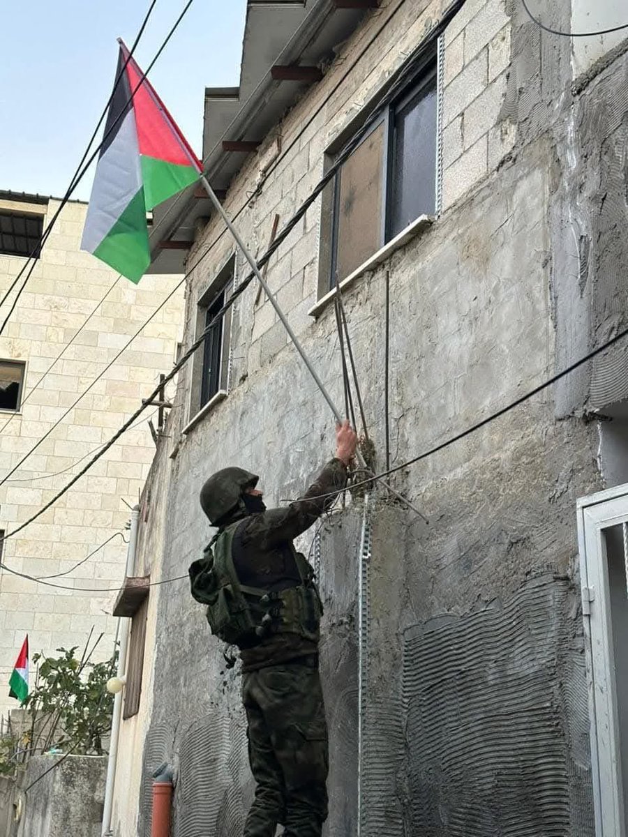 ahmadGazapal's tweet photo. حاولت ايران عبر أدواتها من حماس والجهاد وعبر قناة الجزيرة الإيحاء للعالم خارج فلسطين بأن الحملة التي تقوم بها الأجهزة الامنية لتطهير جنين من الخارجين عن القانون لا تحظى بدعم شعبي فلسطيني في الضفة الغربية، لكن هذه المحاولة باءت بالفشل لأن جماهير الضفة الغربية خرجت اليوم وأمس في مدن الضفة عن بكرة أبيها لتقول لإيران وأدواتها وقناة الجزيرة وللخارجين عن القانون أنهم يقفون صفا واحدًا خلف الأجهزة الامنية لتحقيق المبدأ السليم، نظام سياسي واحد، قانون واحد، سلاح شرعي واحد، ولا لحكم المليشيات ولتخسأ ايران ومرتزقتها.
