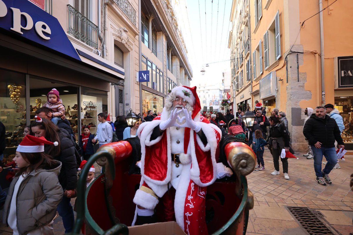 🔔 Le Père Noël est arrivé cet après-midi à #Toulon 🎅✨ 
📸 Retour en images sur la parade qui a enchanté petits et grands 😍🍭
➕ de festivités : swll.to/AlS6Mq