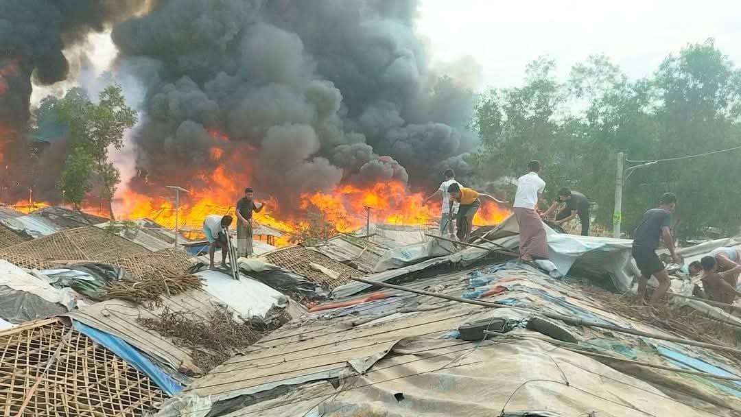 🚨 Another fire in Rohingya Refugee camps : A major fire has destroyed shelters and an IRC facility, leaving thousands without essential services. Refugees, volunteers, and fire service are on the site to extinguish the fire. IRC team are on the ground, ready to respond.