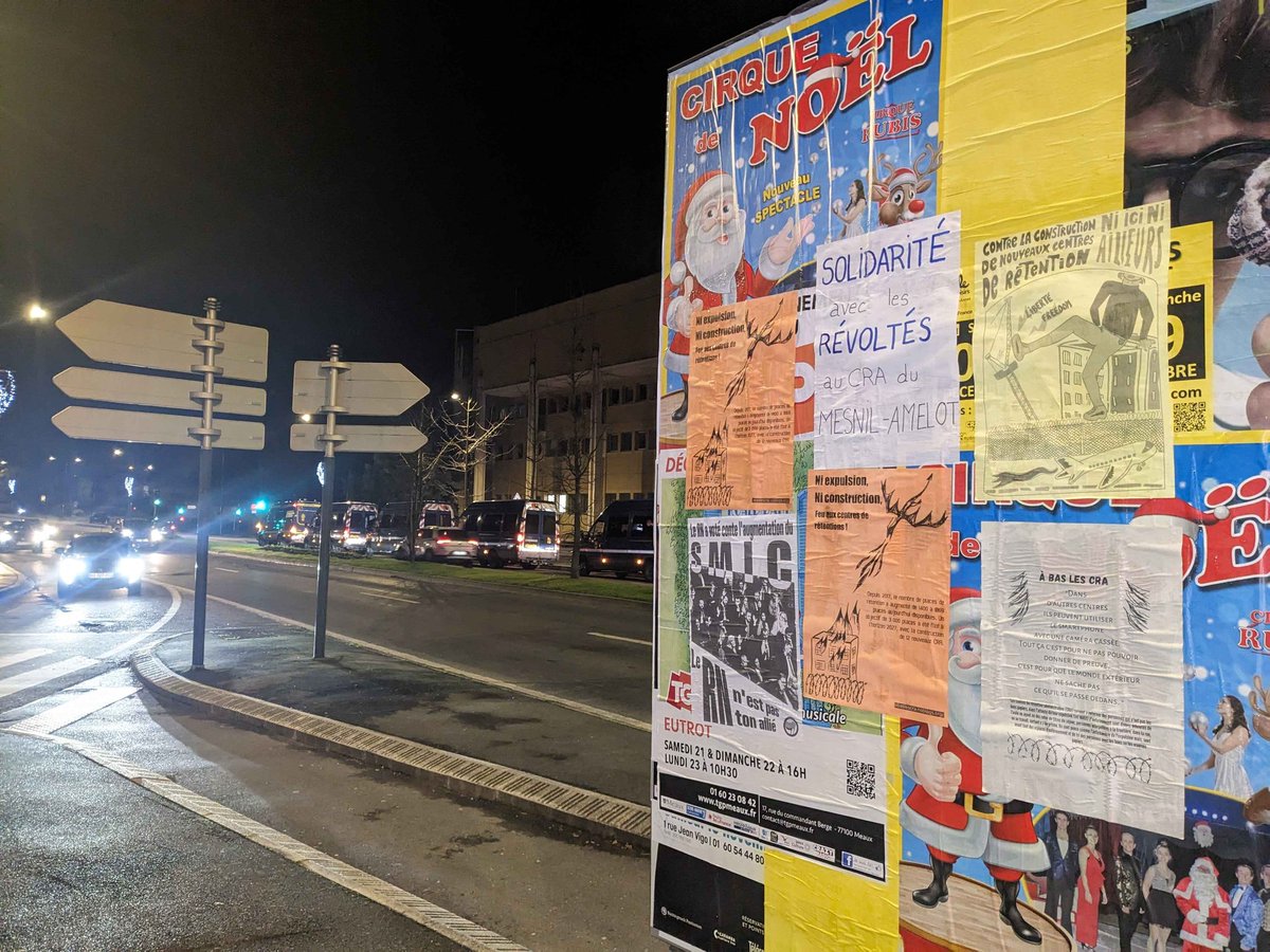 Collage de l'#AFA77 en solidarité avec A. 27 ans mort au centre de rétention du Mesnil Amelot et tous les victimes de l'enfermement raciste des CRA. 
FEUX AUX #CRA !
FEUX AUX PRISONS !
Pour plus d'informations sur la lutte contre les cra consultez : abaslescra.noblogs.com.
#Noël