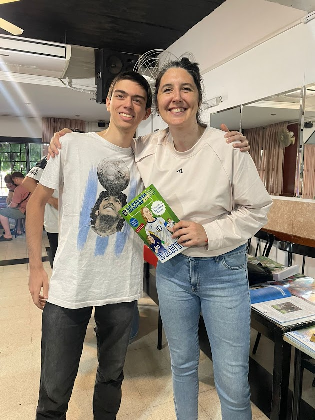 SiempreAlDiego's tweet photo. En estos días hicimos de Papá Noel repartiendo y enviando revistas hacia todo el país.

Pero estas nos generan especial orgullo: @EmiRossen le entregó a @rosacher nuestra revista de #Banini, y @tafurel hizo lo propio con Mónica Santino.

Dos genias que saben ponerse la 10. https://t.co/JkOUtGvGkt
