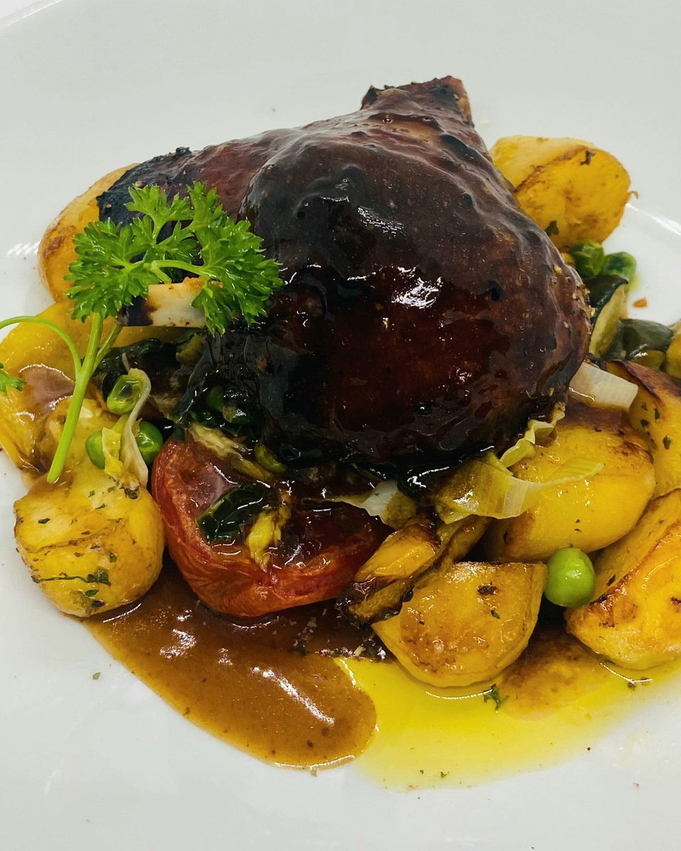 oldecastlebar's tweet photo. 🌟 Evening Special 🌟

🍽️ Silverhill Duck Leg Confit

✨ Served with:
🥔 Sautéed Garlic Potatoes
🥕 Roasted Vegetable Garnish &amp; Leeks
🍯 Honey Glaze
🍷 Red Wine Jus

A dish made for memorable evenings! 🌙 

#EveningSpecial #FineDining https://t.co/6EW46d2Ugx