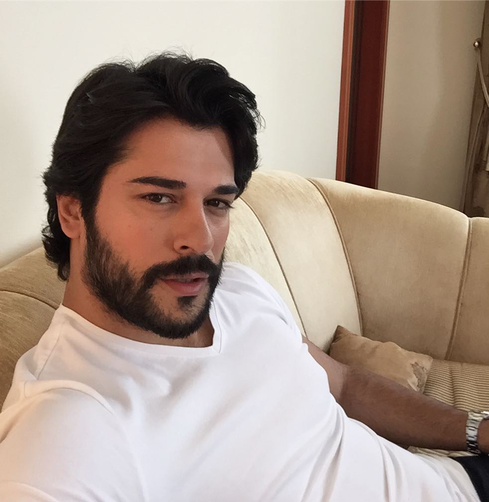 UniNovelas's tweet image. Feliz cumpleaños a nuestro galán favorito de #AmorEterno 😍, disponible #EnViX 👉 Conoce más en el link de la BIO. ¡Happy Birthday @burakozcivit  🎂! #ViXContent 

📸Burak Ozcivit