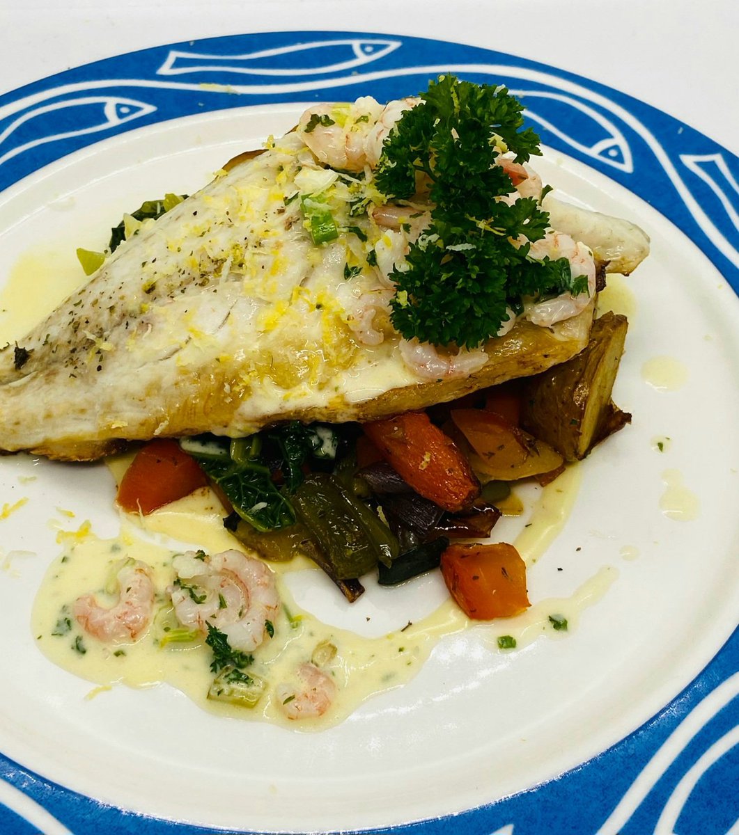 oldecastlebar's tweet photo. 👉 Daily Special: Pan-Fried Seabass Fillet 🐟 with sautéed new potatoes 🥔, roasted vegetables 🥕, and Atlantic prawn cream sauce 🍤. A culinary delight!

#Seabass #SeafoodLovers #GourmetDining #Foodie #Delicious #InstaFood #ChefSpecial #DinnerIsServed https://t.co/FAXO1p41xy