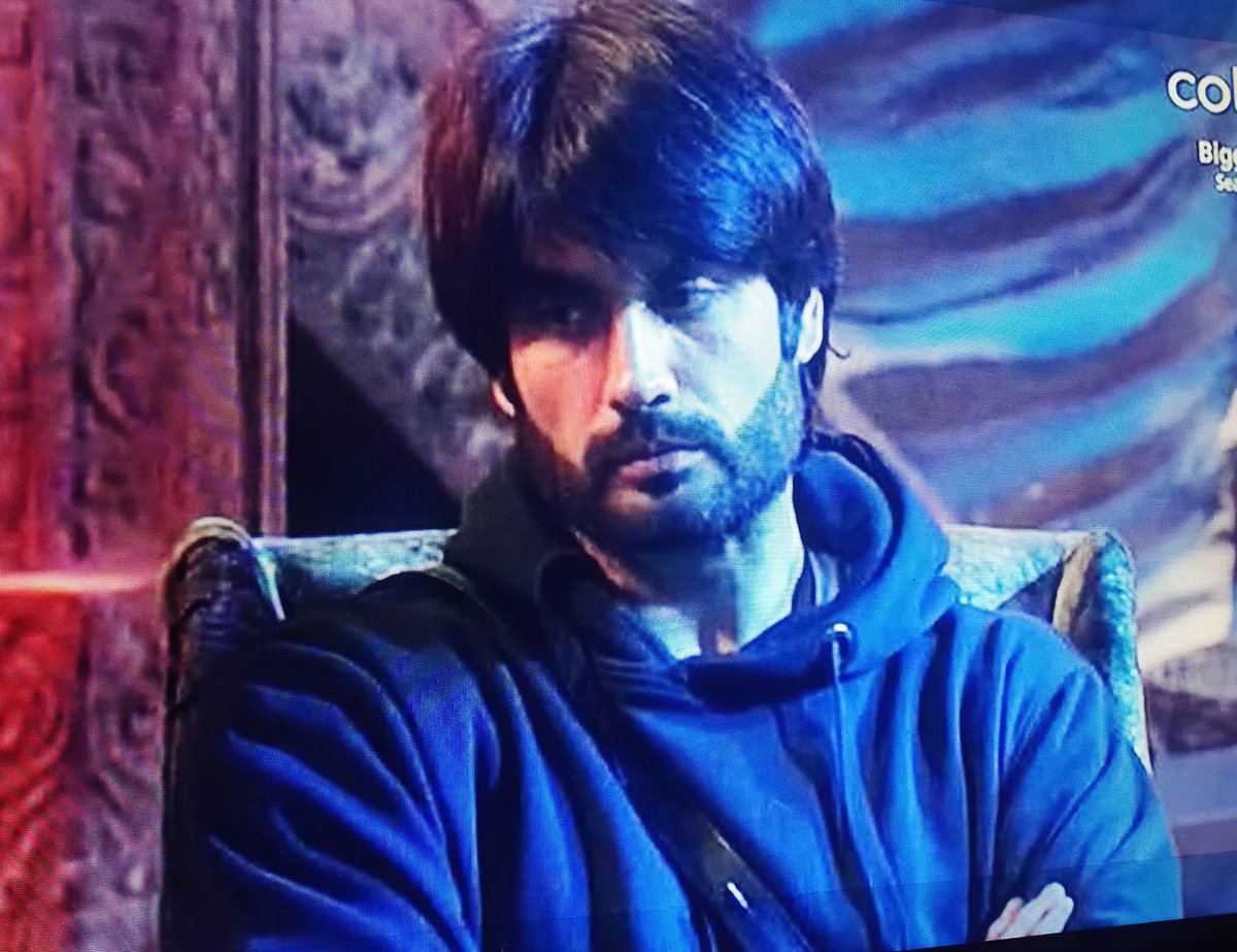 PKYEK_0's tweet photo. Makers @BiggBoss @ColorsTV have made #KaranveerMehra the lawyer of #AvinashMishra, instead of #VivianDsena, who's been defending him since 1st week. A person who himself doesn't like Avinash has become his lawyer,simply cuz makers want to give his true ladla footage.
#BiggBoss18 https://t.co/r9oJ0zfXbM