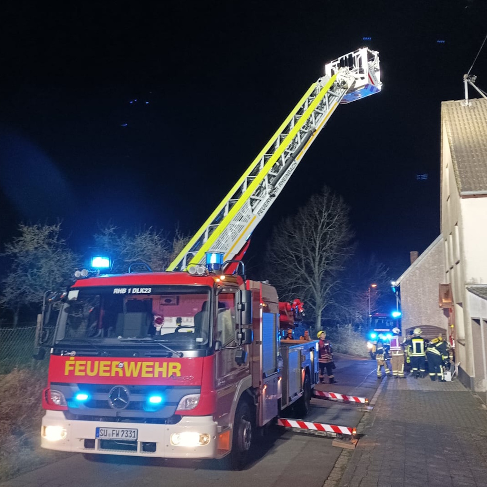 FF_Rheinbach's tweet photo. #Einsatzinfo | Gestern wurden die Einheiten Rheinbach, Hilberath, Neukirchen & Queckenberg gegen 17:50 Uhr zu einem #Kaminbrand in #Scherbach gerufen. Der Kamin wurde mit dem Schornsteinfeger gekehrt & angrenzende Räume mit einer Wärmebildkamera auf Hitzeentwicklung überprüft. https://t.co/ggTUWJYbSe