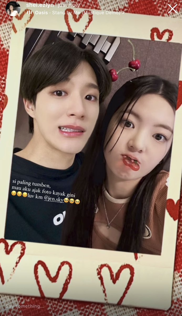 universebyim's tweet photo. #honeyjam as “ayo kita foto kayak gini” gf “iya, ayo” bf 😋 https://t.co/NqPH2niYlQ