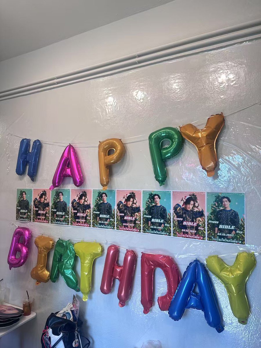 BibleBuild_CNF's tweet photo. Happy birthday and Merry Christmas🍰🎄
Thank you to Bubble from Thailand for sending me the on-site photos. Happy, joyful, and persistent in being yourself is my greatest wish to you🖤

@biblesumett 
#BibleWichapas 
#bsumone 
#LOVEisBIBLE27th
#Bsumones27thGift https://t.co/gzatLLatFP