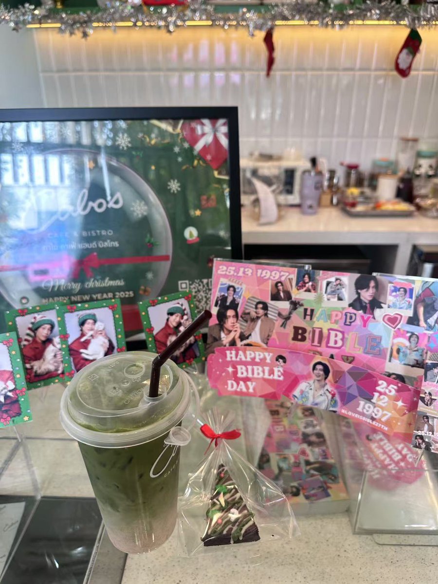 BibleBuild_CNF's tweet photo. Happy birthday and Merry Christmas🍰🎄
Thank you to Bubble from Thailand for sending me the on-site photos. Happy, joyful, and persistent in being yourself is my greatest wish to you🖤

@biblesumett 
#BibleWichapas 
#bsumone 
#LOVEisBIBLE27th
#Bsumones27thGift https://t.co/gzatLLatFP