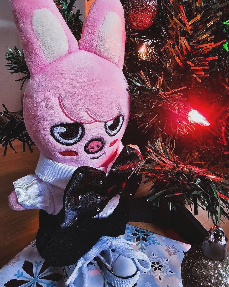 Baby Dwaekki is wishing happy holidays 🩷🎄