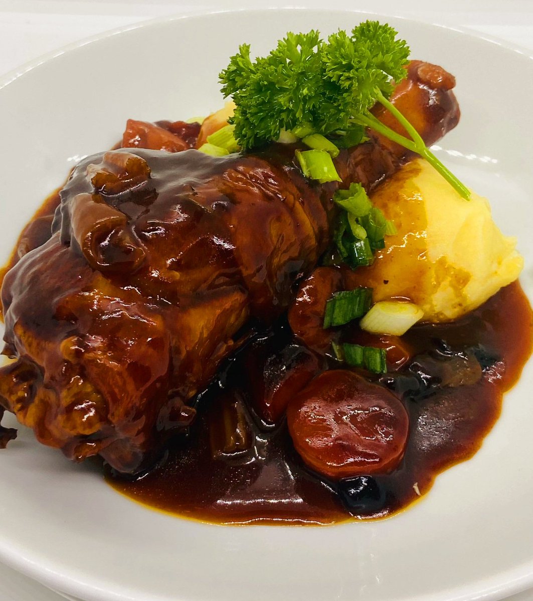oldecastlebar's tweet photo. 👉 Daily Special: Slow-Cooked Irish Lamb Shank 🐑 with creamy mashed potatoes 🥔, tender root vegetables 🥕, and thyme-infused gravy 🌿. A hearty meal that warms the soul!

#IrishCuisine #LambShank #ComfortFood #Foodie #Delicious #InstaFood #HeartyMeals #DinnerTime https://t.co/urPUg4qObw