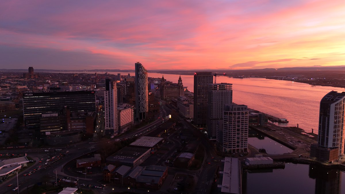 babylonpink's tweet image. Happy Christmas from me to you from Liverpool. Wherever you are in the world I hope it is as handsome as this. #LiverpoolSunset #Liverpool #RiverMersey