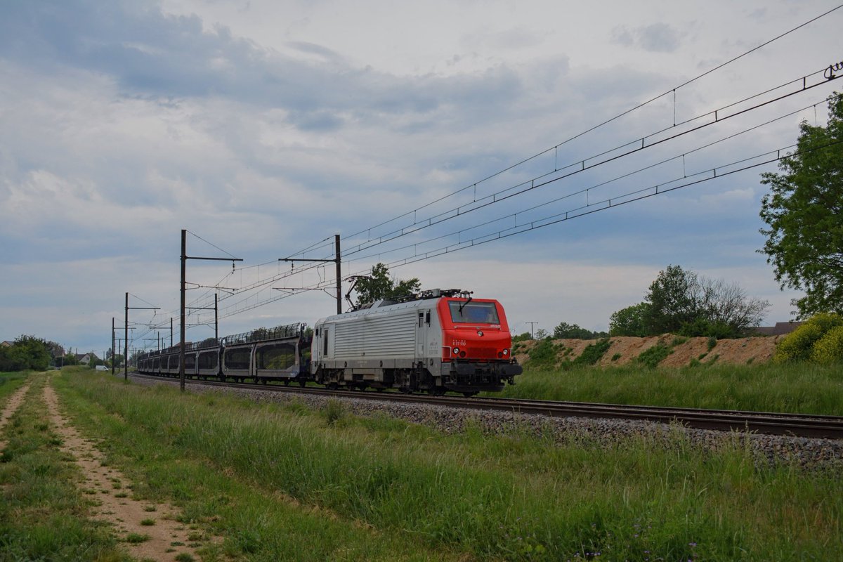 EnzOnTrack's tweet photo. Instant #trainspotting !
Ce #Gefco reliant Ambérieu à Hausbergen est assuré par #Europorte en #E37500, vu à Collonges-lès-Premières entre deux averses le 12 mai 2022. https://t.co/IrSqDBkIAz