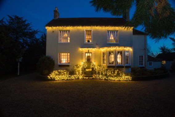 MikePannett's tweet image. Wishing all my friends and followers a very Happy Christmas.  To all the #police and #team999 working tonight and the festive period stay safe and look after each other.  A special shout out to our military who are overseas and away from families.  Cheers all 🍺🥂🎄🦃🇬🇧