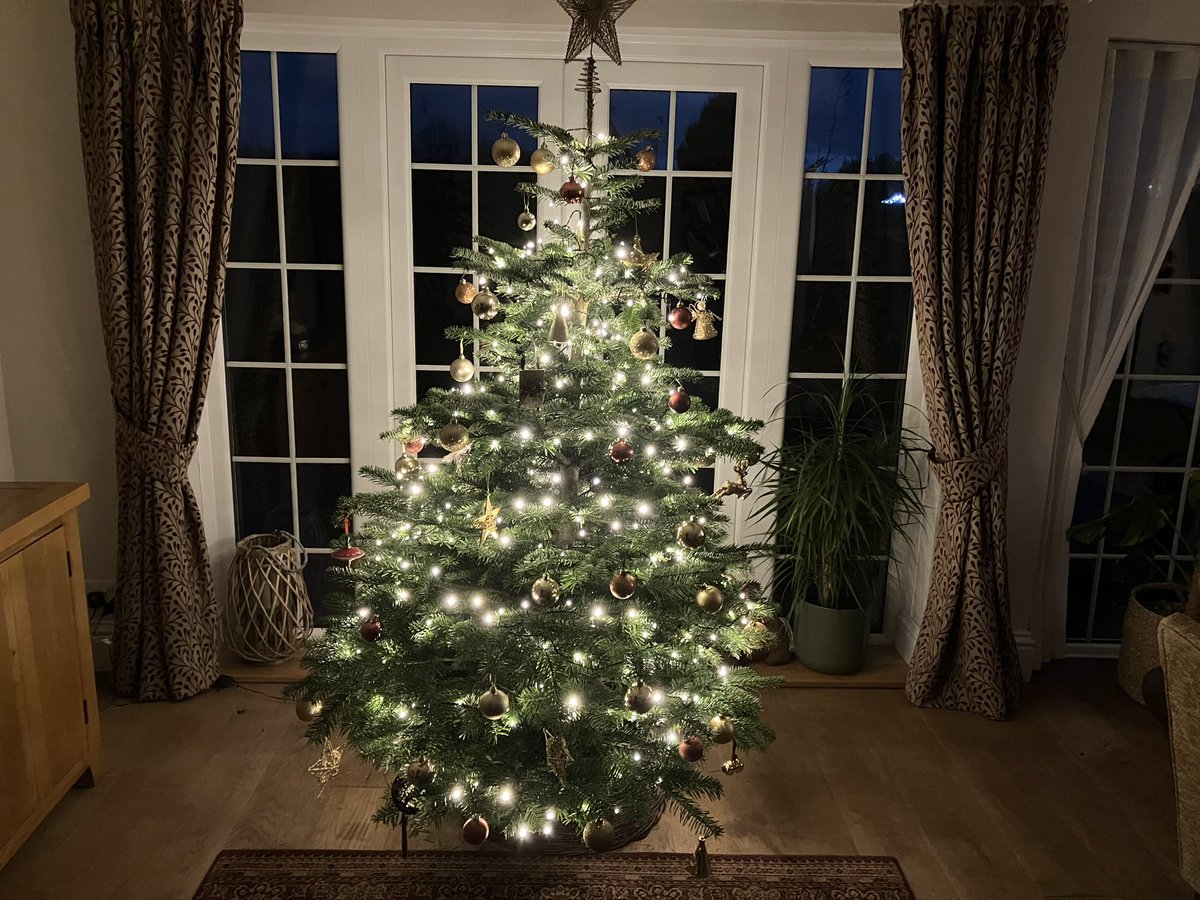 MikePannett's tweet image. Wishing all my friends and followers a very Happy Christmas.  To all the #police and #team999 working tonight and the festive period stay safe and look after each other.  A special shout out to our military who are overseas and away from families.  Cheers all 🍺🥂🎄🦃🇬🇧