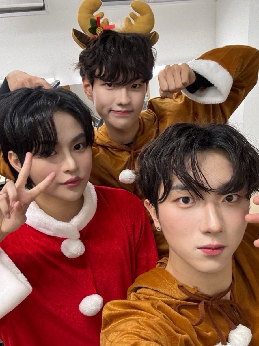 official_ntop's tweet photo. [#민서 #희우 #승현]
메리크리스마스🎄🎉

#엔탑 #NTOP #kpop #boygroup #idol https://t.co/Y2F9SoBfFo
