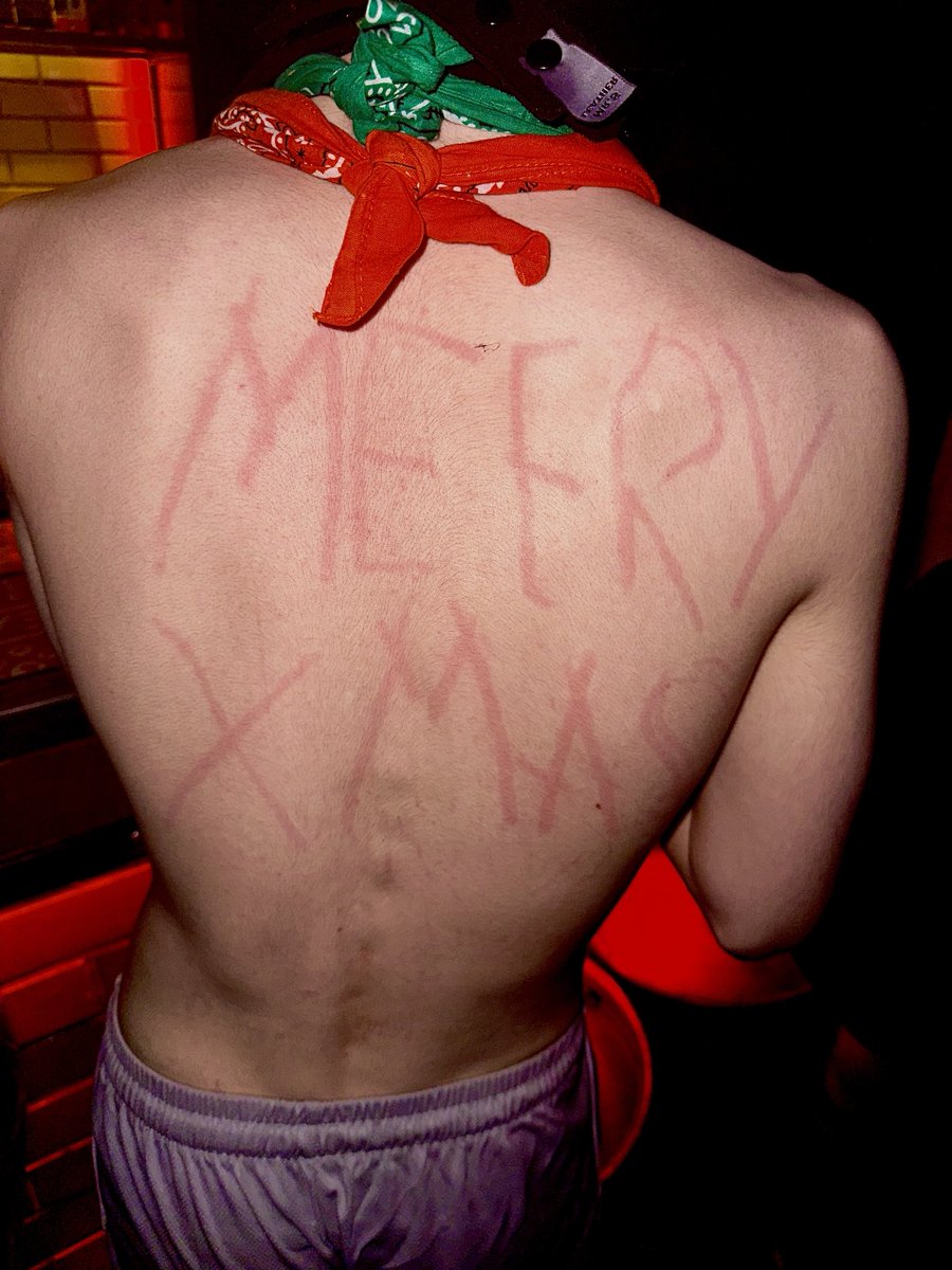 🎄🔗 Tis the season to be naughty! Whether you’re tied up in holiday cheer or unwrapping something extra special, may your stockings be stuffed with everything you’ve been craving. Merry Kinkmas to all, and to all a spicy night! 🔥🎁

@pup_tyga thanks for letting me use your back