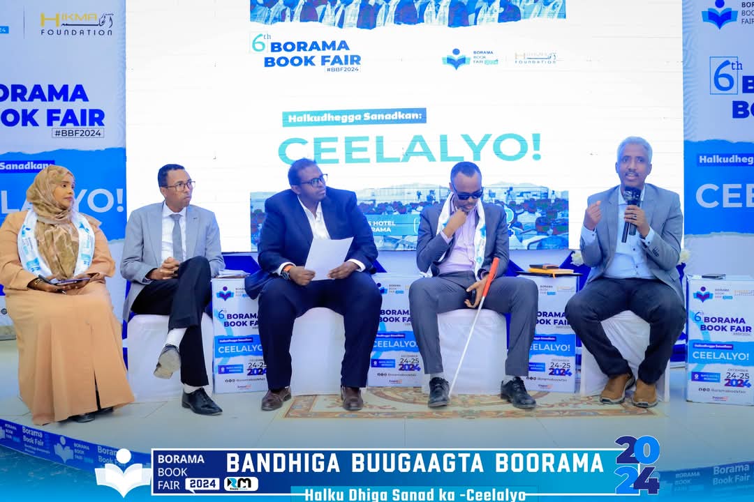 Waxa socota Dood lagu falaqaynayo " Xagay Somaliland u Socotaa?". Dooddan waxa marti ku ah Xil. Mukhtar Hassan Maydhane , Hasan Suudi, Muna Wacays iyo Mahamed Haruun, oo lafa guray jihada cusub ee Somaliland u tisqaaday.
#BBF2024
#boramabookfair2024
#bandhiggabuugaagtaborama