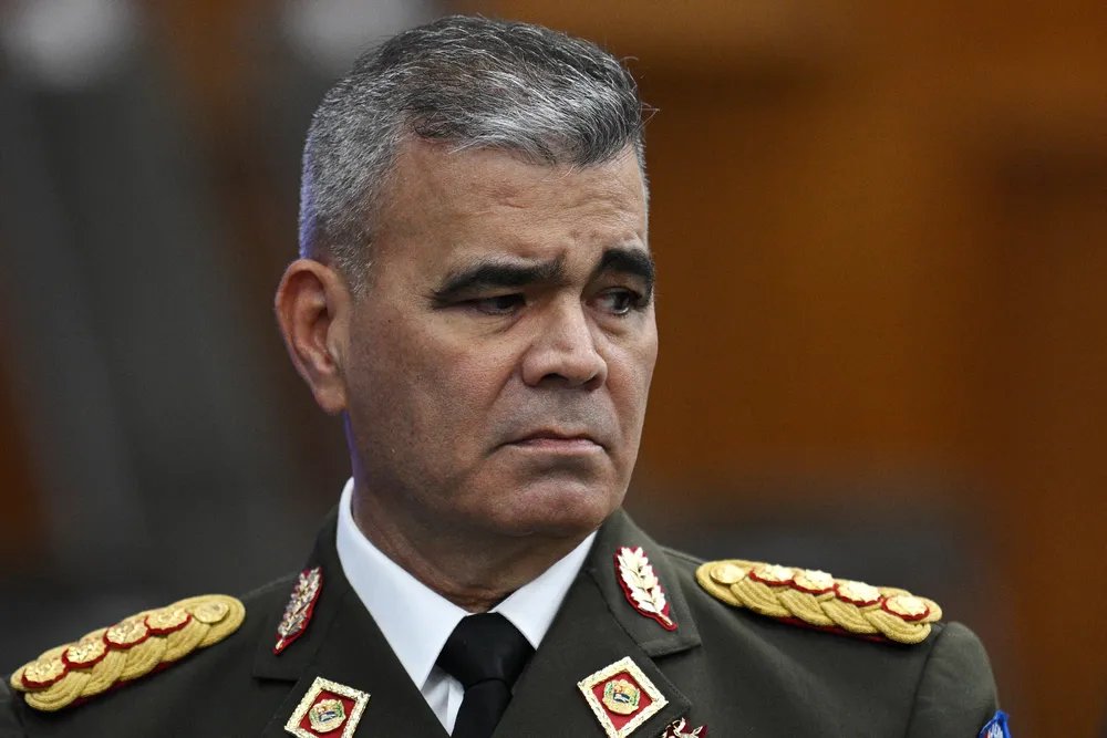 ConVmro's tweet photo. VENEZUELA I Política
Andrés Caleca llamó a Vladimir Padrino López a respetar la voluntad soberana del pueblo venezolano
ESPECIAL I Por  Víctor M Rodríguez

En un mensaje directo, el ex precandidato opositor y ex presidente del Consejo Nacional Electoral (CNE) @ajcaleca se dirigió al General en Jefe Vladimir Padrino López, instándolo a honrar su juramento de defender la voluntad soberana del pueblo venezolano.

El pronunciamiento ocurre en medio de una crisis electoral sin precedentes tras las elecciones presidenciales del 28 de julio de 2024, señaladas por la oposición como un "gigantesco fraude electoral".

Protestas masivas como respuesta al fraude electoral

La situación política en Venezuela ha alcanzado un punto crítico. Desde el anuncio de la supuesta victoria de Nicolás Maduro, se han registrado cientos de protestas ciudadanas en todo el país, en las que se exige el respeto a los resultados plasmados en las actas electorales. 

Según Caleca, tanto la oposición como la Fuerza Armada Nacional Bolivariana (FANB) disponen de copias de estas actas, que evidencian irregularidades en las cifras ofrecidas por el ente electoral, a lo cual se suma la no publicación desagregada de los resultados finales.

La acción desproporcionada de las fuerzas de seguridad han dejado un saldo trágico: decenas de heridos, militares entre ellos, varios fallecidos y miles de presos políticos, incomunicados y sometidos a tratos inhumanos. 

Organismos internacionales de derechos humanos, como Amnistía Internacional y Human Rights Watch, han condenado el uso excesivo de la fuerza y la creciente militarización del conflicto.

La FANB bajo la lupa: ¿Defensores de la Constitución o del régimen?

El mensaje de Caleca pone el foco sobre el papel crucial de la FANB en la actual crisis. Vladimir Padrino López, quien ha liderado el Ministerio de Defensa durante el régimen de Maduro, es visto como una figura clave en la sostenibilidad del gobierno.

Caleca, apelando a la experiencia del General en Jefe en procesos como el Plan República, recordó la pulcritud de los procesos electorales de 1998 y 1999, que marcaron el inicio de la era Chávez en un ambiente de paz y respeto a la voluntad popular. 

"El sustento de esa paz fue el respeto categórico de la voluntad de los venezolanos", destacó Caleca, subrayando la importancia de la FANB como garante de la Constitución y no de intereses políticos.

Reacciones y proyecciones internacionales

La comunidad internacional observa con atención la situación en Venezuela. Países como Estados Unidos y miembros de la Unión Europea han denunciado el fraude electoral, mientras que otras naciones, como Rusia y China, mantienen su respaldo a Nicolás Maduro.

Organismos como la Corte Penal Internacional (CPI) también monitorean los eventos, especialmente en lo relacionado con relación a las reiteradas y sostenidas violaciones a los derechos humanos durante las manifestaciones. El fiscal jefe de la CPI, Karim Khan, ha pedido en reiteradas ocasiones la rendición de cuentas en Venezuela.

Un llamado a la responsabilidad y a la paz

El mensaje de Andrés Caleca no es solo un recordatorio del peso histórico de la FANB, sino un llamado a evitar más derramamiento de sangre en un país al borde del colapso político y social. 

"Todos queremos la paz, todos queremos que se respete la Constitución", sentenció, confiando en que Padrino López honre su compromiso con la nación.

En un momento decisivo, Venezuela enfrenta el desafío de recuperar la legitimidad de sus instituciones democráticas y garantizar que la voz de su pueblo sea escuchada. 

La FANB y sus líderes tienen en sus manos la responsabilidad de decidir si actuarán como defensores de la soberanía popular o como sostenedores de un régimen cuestionado.