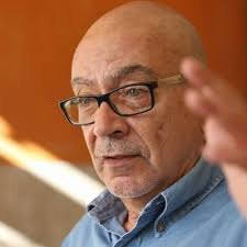 ConVmro's tweet photo. VENEZUELA I Política
Andrés Caleca llamó a Vladimir Padrino López a respetar la voluntad soberana del pueblo venezolano
ESPECIAL I Por  Víctor M Rodríguez

En un mensaje directo, el ex precandidato opositor y ex presidente del Consejo Nacional Electoral (CNE) @ajcaleca se dirigió al General en Jefe Vladimir Padrino López, instándolo a honrar su juramento de defender la voluntad soberana del pueblo venezolano.

El pronunciamiento ocurre en medio de una crisis electoral sin precedentes tras las elecciones presidenciales del 28 de julio de 2024, señaladas por la oposición como un "gigantesco fraude electoral".

Protestas masivas como respuesta al fraude electoral

La situación política en Venezuela ha alcanzado un punto crítico. Desde el anuncio de la supuesta victoria de Nicolás Maduro, se han registrado cientos de protestas ciudadanas en todo el país, en las que se exige el respeto a los resultados plasmados en las actas electorales. 

Según Caleca, tanto la oposición como la Fuerza Armada Nacional Bolivariana (FANB) disponen de copias de estas actas, que evidencian irregularidades en las cifras ofrecidas por el ente electoral, a lo cual se suma la no publicación desagregada de los resultados finales.

La acción desproporcionada de las fuerzas de seguridad han dejado un saldo trágico: decenas de heridos, militares entre ellos, varios fallecidos y miles de presos políticos, incomunicados y sometidos a tratos inhumanos. 

Organismos internacionales de derechos humanos, como Amnistía Internacional y Human Rights Watch, han condenado el uso excesivo de la fuerza y la creciente militarización del conflicto.

La FANB bajo la lupa: ¿Defensores de la Constitución o del régimen?

El mensaje de Caleca pone el foco sobre el papel crucial de la FANB en la actual crisis. Vladimir Padrino López, quien ha liderado el Ministerio de Defensa durante el régimen de Maduro, es visto como una figura clave en la sostenibilidad del gobierno.

Caleca, apelando a la experiencia del General en Jefe en procesos como el Plan República, recordó la pulcritud de los procesos electorales de 1998 y 1999, que marcaron el inicio de la era Chávez en un ambiente de paz y respeto a la voluntad popular. 

"El sustento de esa paz fue el respeto categórico de la voluntad de los venezolanos", destacó Caleca, subrayando la importancia de la FANB como garante de la Constitución y no de intereses políticos.

Reacciones y proyecciones internacionales

La comunidad internacional observa con atención la situación en Venezuela. Países como Estados Unidos y miembros de la Unión Europea han denunciado el fraude electoral, mientras que otras naciones, como Rusia y China, mantienen su respaldo a Nicolás Maduro.

Organismos como la Corte Penal Internacional (CPI) también monitorean los eventos, especialmente en lo relacionado con relación a las reiteradas y sostenidas violaciones a los derechos humanos durante las manifestaciones. El fiscal jefe de la CPI, Karim Khan, ha pedido en reiteradas ocasiones la rendición de cuentas en Venezuela.

Un llamado a la responsabilidad y a la paz

El mensaje de Andrés Caleca no es solo un recordatorio del peso histórico de la FANB, sino un llamado a evitar más derramamiento de sangre en un país al borde del colapso político y social. 

"Todos queremos la paz, todos queremos que se respete la Constitución", sentenció, confiando en que Padrino López honre su compromiso con la nación.

En un momento decisivo, Venezuela enfrenta el desafío de recuperar la legitimidad de sus instituciones democráticas y garantizar que la voz de su pueblo sea escuchada. 

La FANB y sus líderes tienen en sus manos la responsabilidad de decidir si actuarán como defensores de la soberanía popular o como sostenedores de un régimen cuestionado.