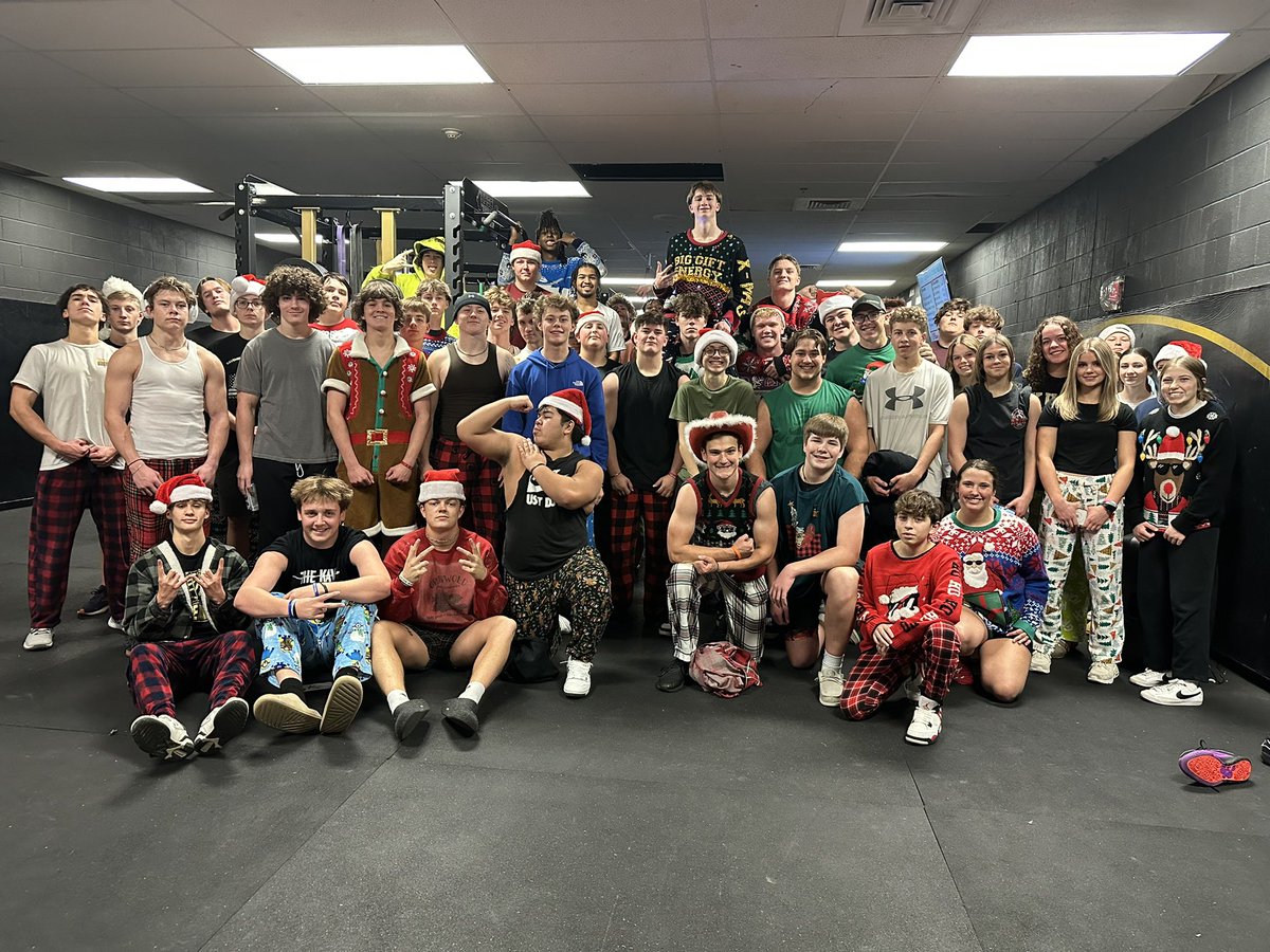 🎅🏻Fill the Sleeves on Christmas Eve🧑🏻‍🎄

Always a fun time filling out those sleeves!  Our annual Christmas Eve lift never disappoints with the Christmas Attire, Smiles and Holiday Cheer! 💪🎄

#KHStrength #GoldStandard #MerryChristmas
