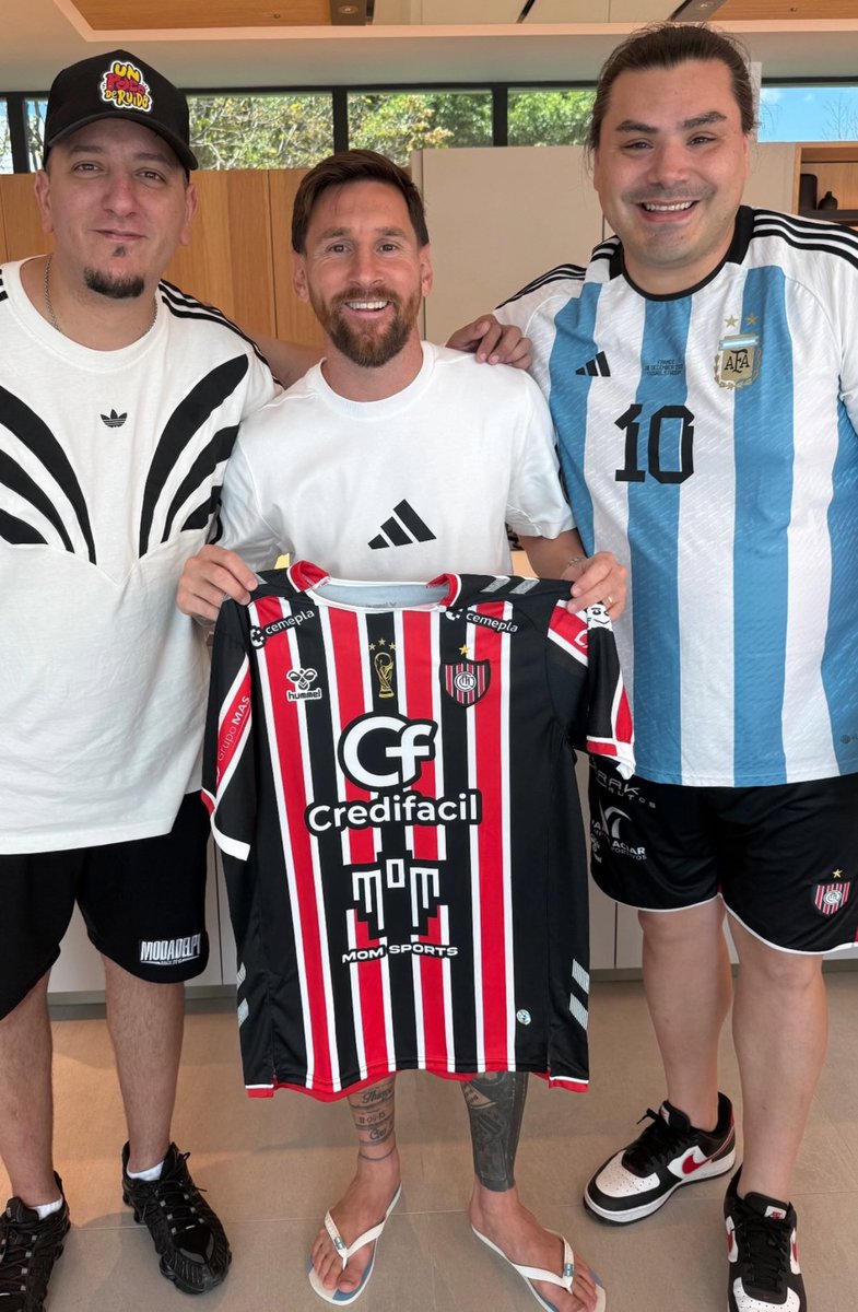 ¡PARA QUE SE ALEGREN TODOS LOS FUNEBREROS! Leo Messi posó con la camiseta de CHACARITA 🔴⚫⚪