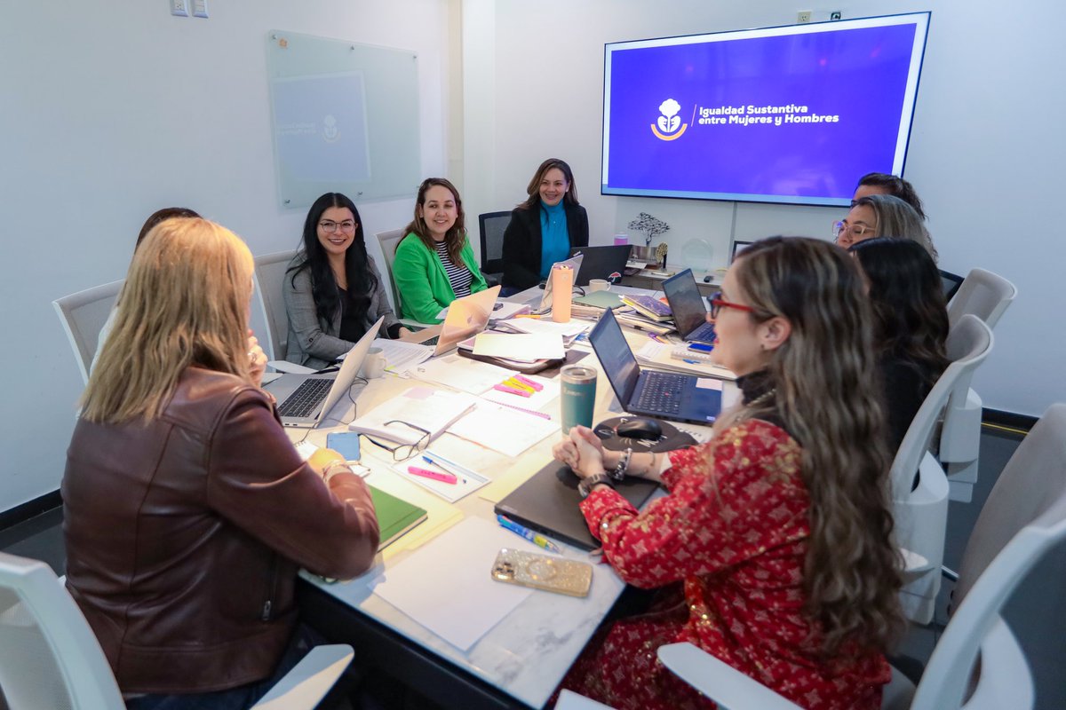 FabiolaLoya_'s tweet photo. En la Secretaría de @IgualdadJalisco, trabajamos de manera coordinada e interinstitucional por la agenda de los Derechos Humanos de las Mujeres, con perspectiva interseccional y promoviendo la cultura de paz, coordinando esfuerzos y fijando la agenda de trabajo del 2025 con la Subsecretaria de Acceso de las Mujeres a una Vida sin Violencia, para fortalecer las acciones en beneficio de las mujeres, niñas y adolescentes.  Nuestro compromiso es con todas las mujeres jaliscienses para un #Jalisco igualitario y libre de violencias.