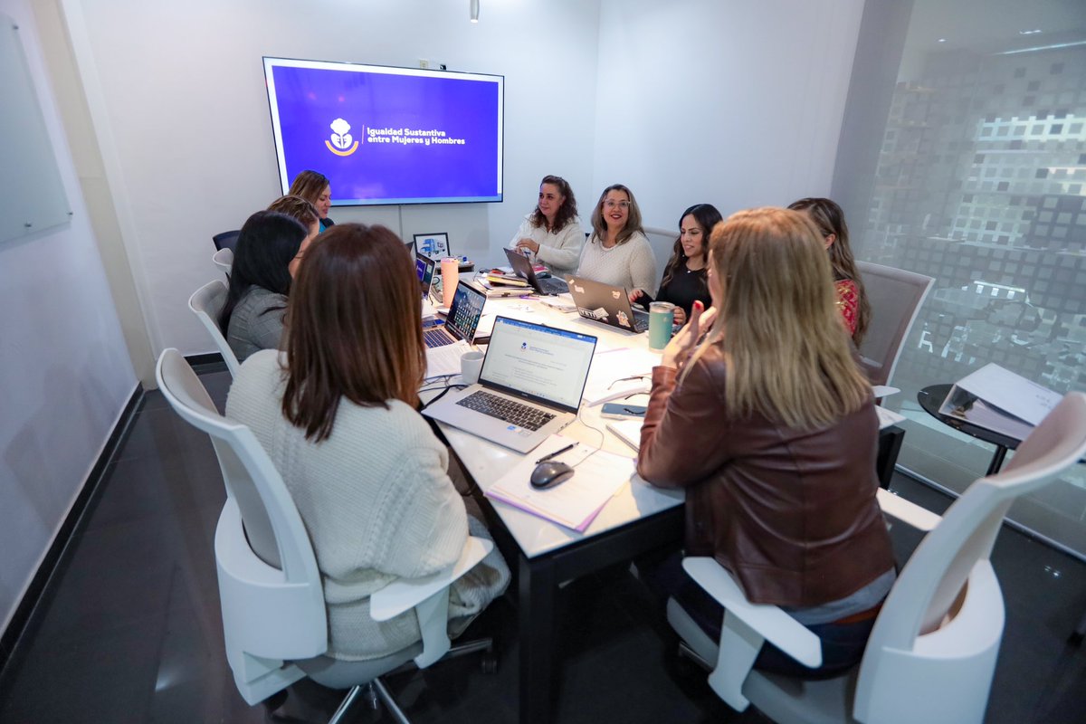 FabiolaLoya_'s tweet photo. En la Secretaría de @IgualdadJalisco, trabajamos de manera coordinada e interinstitucional por la agenda de los Derechos Humanos de las Mujeres, con perspectiva interseccional y promoviendo la cultura de paz, coordinando esfuerzos y fijando la agenda de trabajo del 2025 con la Subsecretaria de Acceso de las Mujeres a una Vida sin Violencia, para fortalecer las acciones en beneficio de las mujeres, niñas y adolescentes.  Nuestro compromiso es con todas las mujeres jaliscienses para un #Jalisco igualitario y libre de violencias.