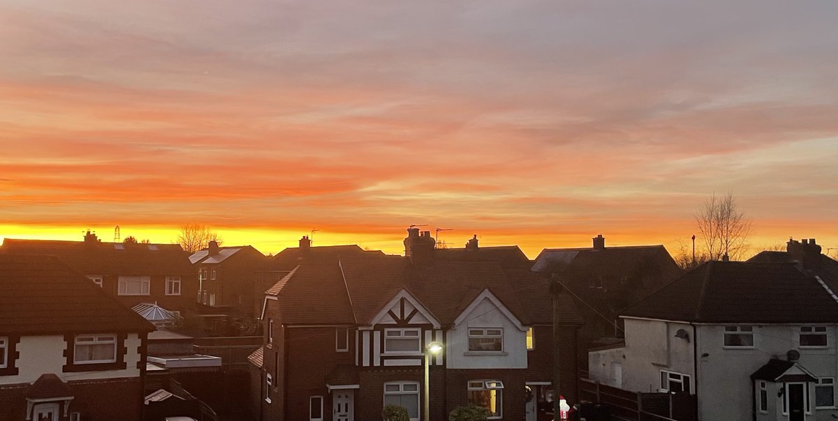Who doesn’t like a nice sunset!? It’s already a few minutes later since we passed the winter solstice. Next stop Christmas🎄 #winter2024 #christmaseve #nofilter