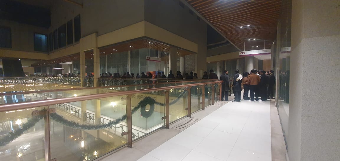 AparnaaLaxmi's tweet photo. Extreme mismanagement at yet another gig! @SkillBoxIndia. @LIFAFA set to perform on 9pm on 24th dec originally. Now they will perform at 12:30am on 25th. Venue won't even let people in RoomXO AIPL Gurgaon. People standing in long queues in cold and rain for 90+ min! https://t.co/NGtqHmP2qp