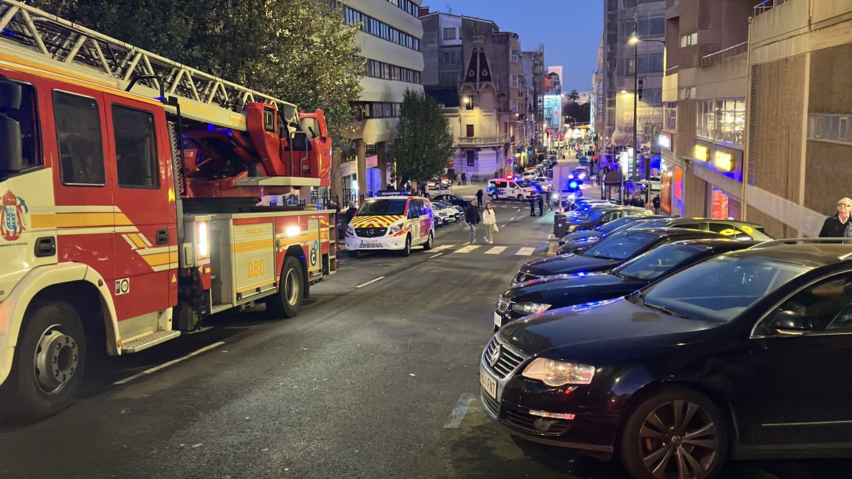 #IntervencionCoruña

☎️ Fume branco a altura do andar 27
⏲️ 17.57 h
📍 Rúa Sinfónica de Galicia #Coruña 
🚒 3 dotacións
🚓 <a href="/Policia_Coruna/">Policía Local A Coruña</a>
🚑 <a href="/RtsuCoruna/">Rtsu Coruña</a> 

Info: finalmente parece q é fume da caldeira. Seguen inspeccionando o edificio.