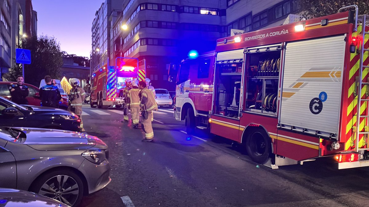 bombeiroscoruna's tweet photo. #IntervencionCoruña

☎️ Fume branco a altura do andar 27
⏲️ 17.57 h
📍 Rúa Sinfónica de Galicia #Coruña 
🚒 3 dotacións
🚓 @Policia_Coruna
🚑 @RtsuCoruna 

Info: finalmente parece q é fume da caldeira. Seguen inspeccionando o edificio. https://t.co/iAhQo3Al9A