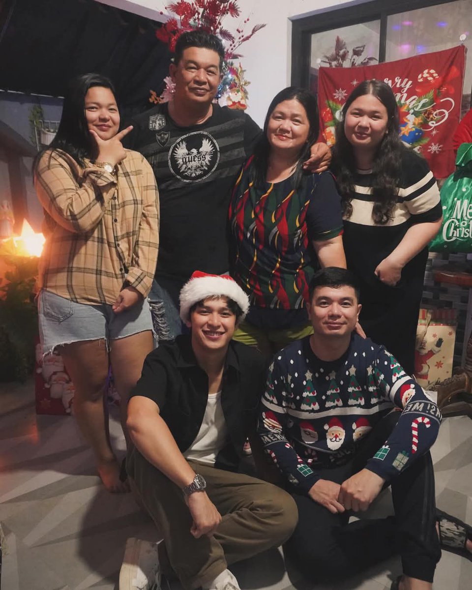 CharmersOFC's tweet photo. Merry Christmas Mendoza fam! 🫶🎄💙

📸 Kuya RJ

@AljonMendoza_ #AljonMendoza https://t.co/wjkkoG3GXd