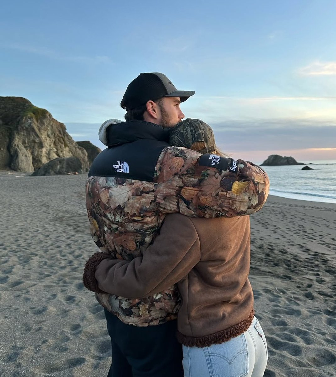 LumniousDream's tweet photo. @lTSMEADOWS Merry Christmas to the best man in my life. I couldn't do this without you, you are the reason I smile and the reason I give thanks. May all your dreams come true. In my favorite place with my favorite person 🎄🎄🎇 https://t.co/qlZbqiPkfr