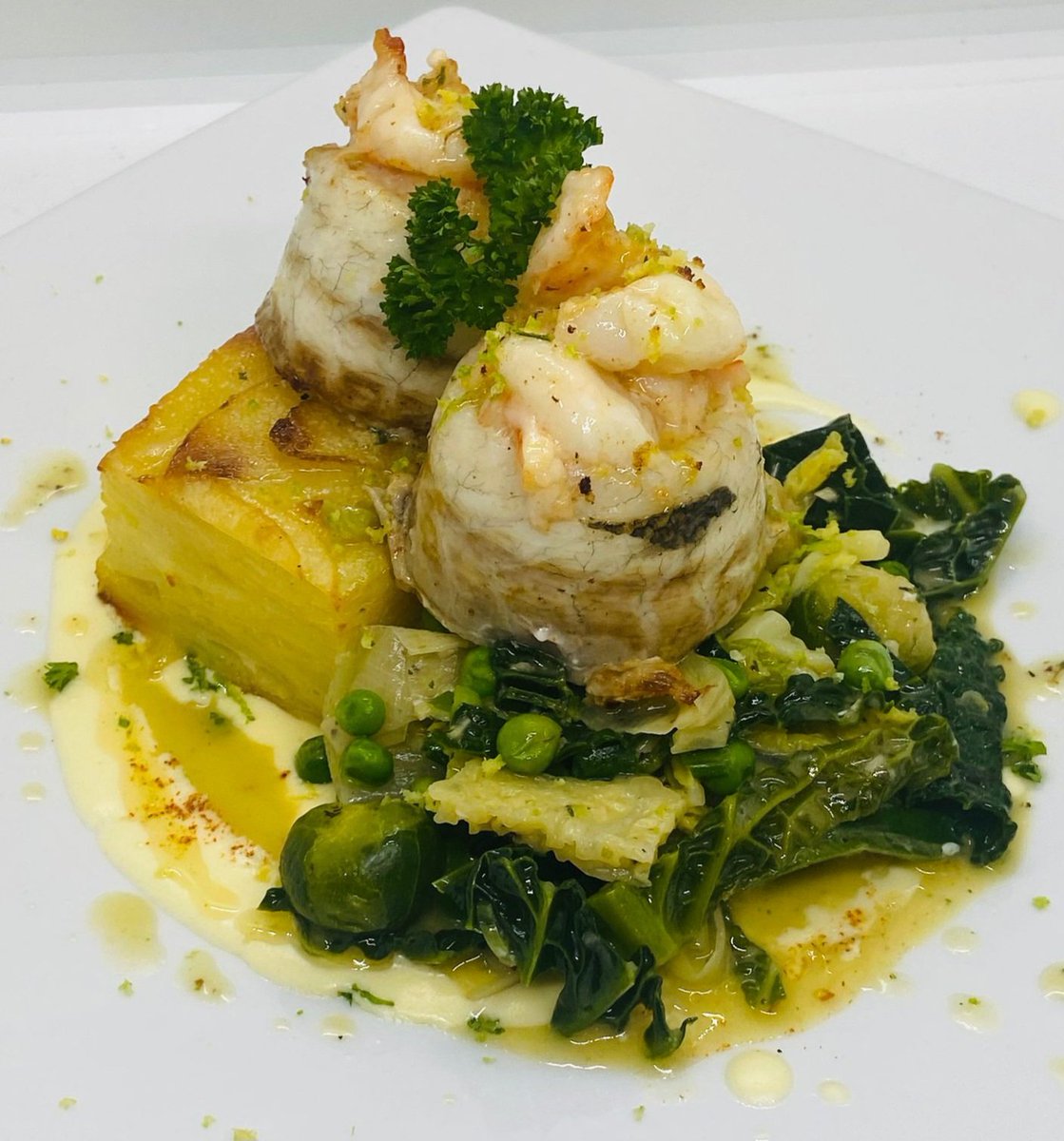 oldecastlebar's tweet photo. 👉 Daily Special: Rolled Seabass Fillet 🐟 with Crabmeat &amp; Prawn Farcie, crispy Lyonnaise potatoes 🥔, buttered Savoy cabbage 🥬, tender leeks 🌿, garden peas 🌱, and zesty lemon &amp; parsley cream sauce 🍋.

#Seabass #SeafoodLovers #GourmetMeal #FoodieHeaven #DeliciousEats https://t.co/JZ7mKr64N3