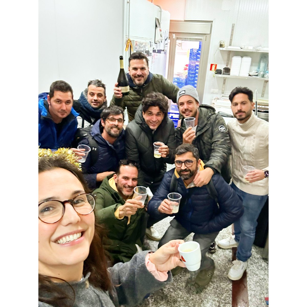 Detrás de cada alimento hay esfuerzo, 𝗰𝗮𝗿𝗶ñ𝗼 𝘆 el 𝗱𝗲𝘀𝗲𝗼 de haceros FELICES ❤️🎄 GRACIAS por elegirnos, por confiar en nosotros en los momentos más especiales. Esta Navidad, ser parte de vuestra mesa es nuestro mayor regalo.
¡Feliz Navidad! 🎁 

#EquipoDonoso