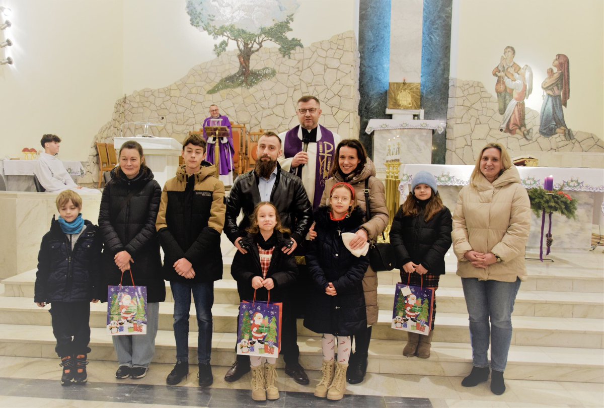 ArchLubelska's tweet photo. #PolskieStajenki #Lublin w parafii pw. Matki Bożej Fatimskiej wybrano najpiękniejsze rodzinne szopki, które przygotowali rodzice razem z dziećmi.
#kościół #wigilia #stajenka #żłóbek #wiara #katolicki #Chrystus #Christmas #mager #nativity #nativityscenes #catholic @EpiskopatNews https://t.co/qgG8Axo7hW