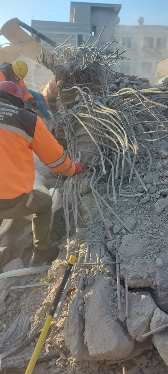 Deprem değil suçlu, katil… sensin katil olan, sensin insanları öldüren #AhmetBozkurt ! Sen ve diğer katiller hesap vereceksiniz #isiashesapverecek