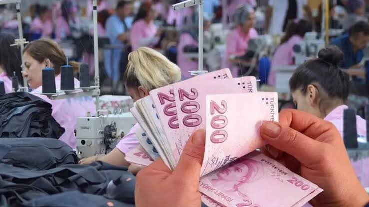 AyhanBarut01's tweet photo. İktidarın pembe boyacısı TÜİK’e göre bile enflasyon yüzde 47 ama asgari ücrete yüzde 30 artış yaptılar, 22 bin 104 lira verdiler. Açlık, yoksulluk ve sefalet dayatmasına boyun eğmeyeceğiz. İnsanca yaşam için bu yanlıştan dönülsün, asgari ücret en az 30 bin lira olarak revize edilsin!